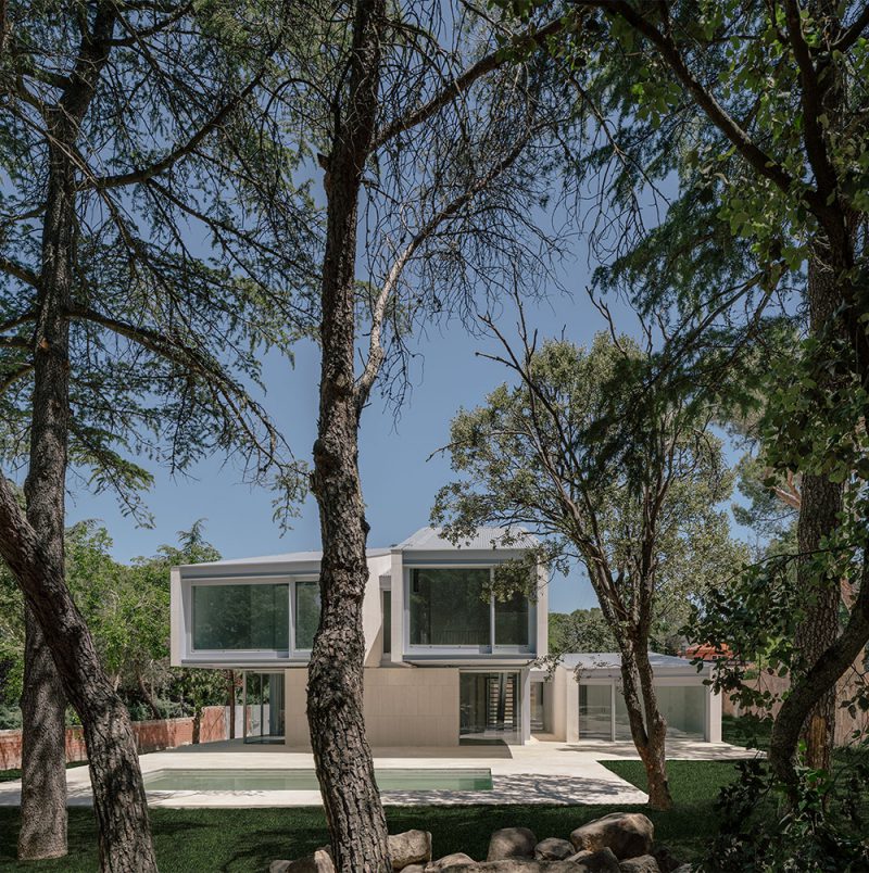 Casa M4, de Zooco Estudio. Volúmenes de piedra caliza en la sierra madrileña