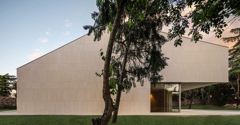 Casa M4, de Zooco Estudio. Volúmenes de piedra caliza en la sierra madrileña