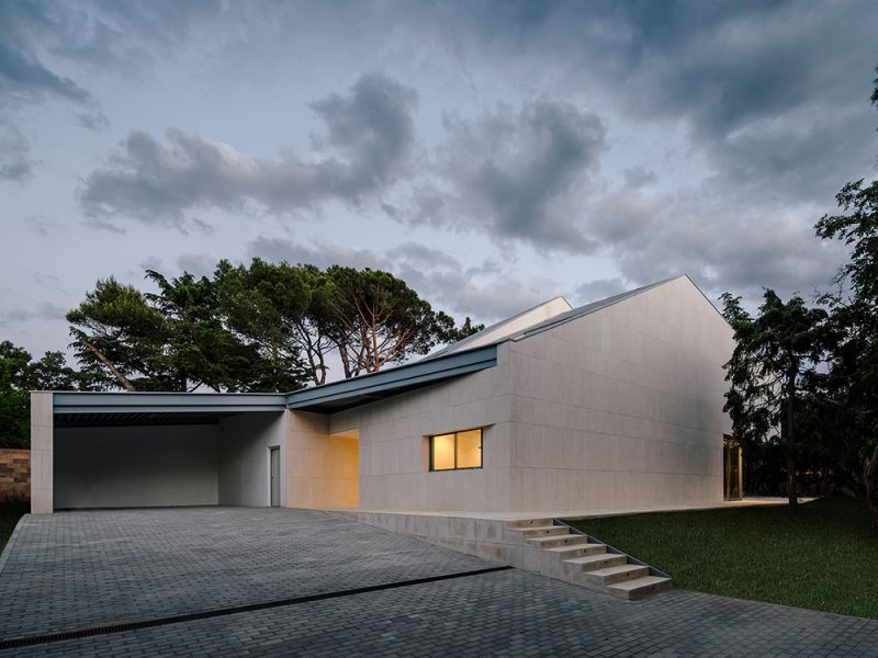 Casa M4, de Zooco Estudio. Volúmenes de piedra caliza en la sierra madrileña