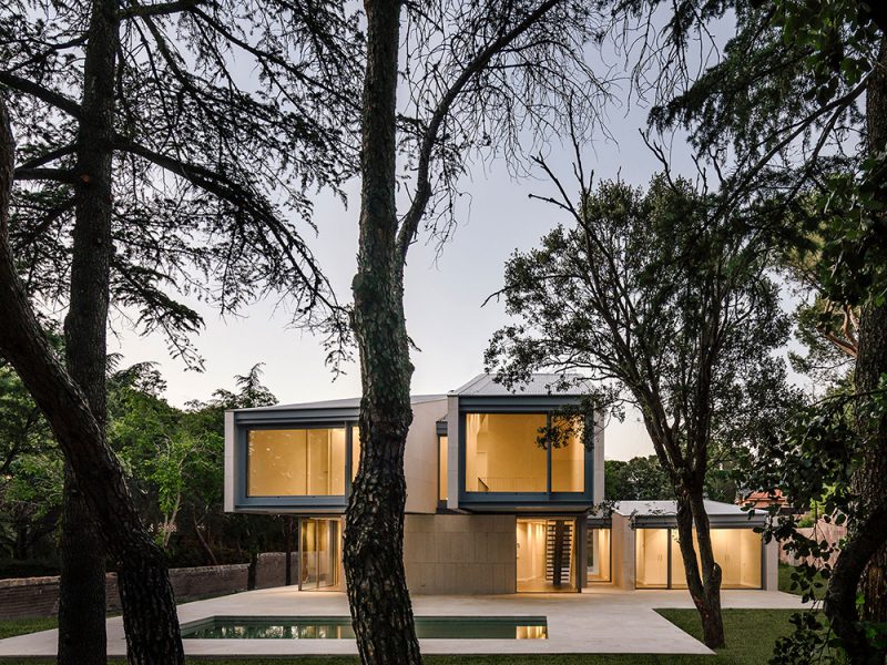 Casa M4, de Zooco Estudio. Volúmenes de piedra caliza en la sierra madrileña