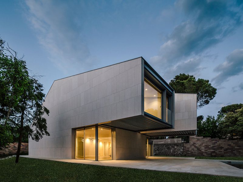 Casa M4, de Zooco Estudio. Volúmenes de piedra caliza en la sierra madrileña