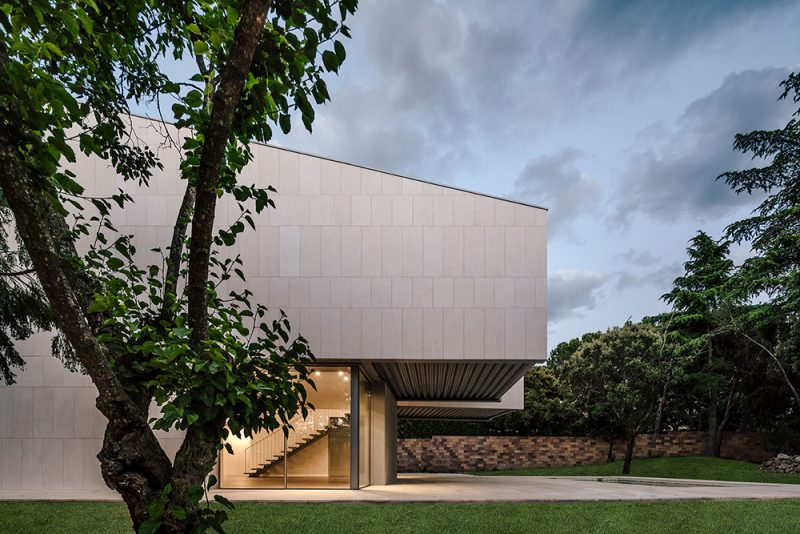 Casa M4, de Zooco Estudio. Volúmenes de piedra caliza en la sierra madrileña