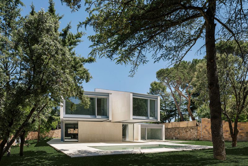 Casa M4, de Zooco Estudio. Volúmenes de piedra caliza en la sierra madrileña