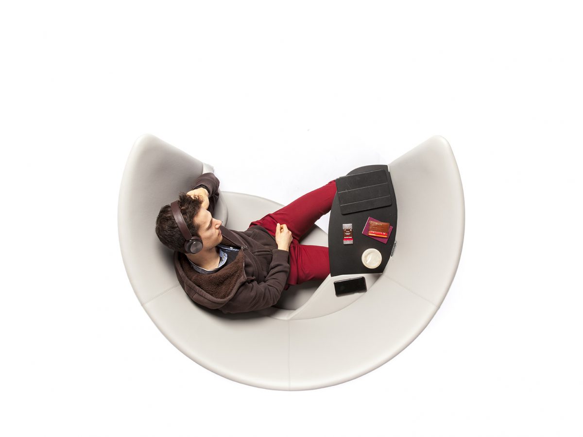 Cove Lounge Chair, de Foster + Partners. Privacidad en espacios públicos