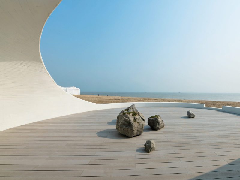 UCCA Dune, un museo de arte enterrado en la arena por el estudio Open