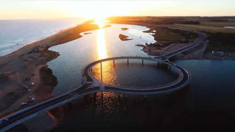 Rafael Viñoly Architects diseña Puente Laguna Garzón, un puente circular y respetuoso con el ecosistema