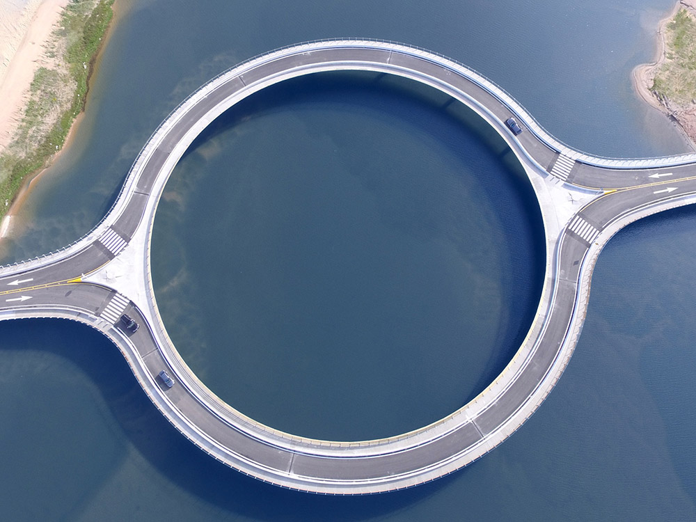 El puente circular y respetuoso con el ecosistema de Rafael Viñoly Architects