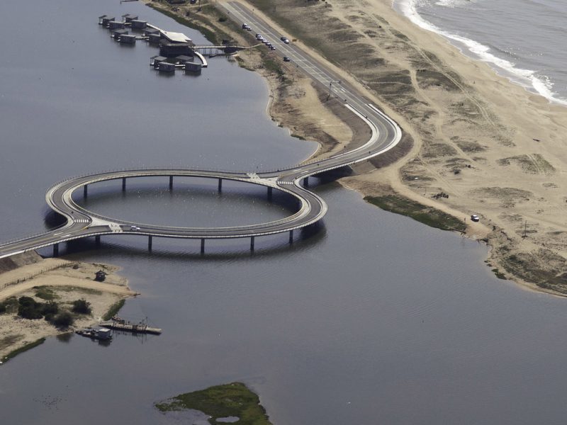 Rafael Viñoly Architects diseña Puente Laguna Garzón, un puente circular y respetuoso con el ecosistema