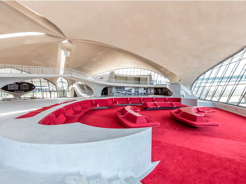 Una antigua terminal en el aeropuerto JFK, convertida en el TWA Hotel