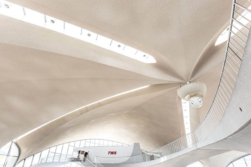 Una antigua terminal en el aeropuerto JFK, convertida en el TWA Hotel