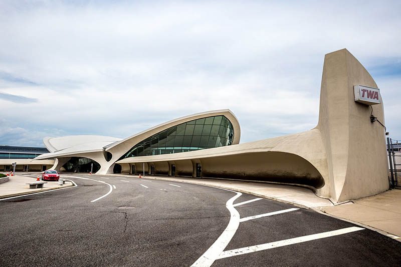 Una antigua terminal en el aeropuerto JFK, convertida en el TWA Hotel