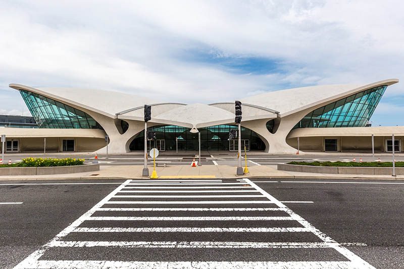 Una antigua terminal en el aeropuerto JFK, convertida en el TWA Hotel