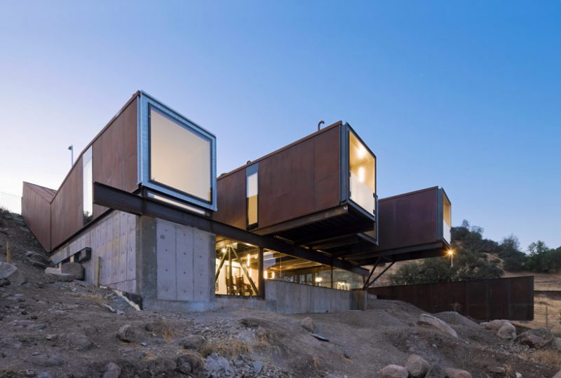 Casa Oruga, simbiosis entre obra y paisaje. Arquitectura de containers de Sebastián Irarrázaval