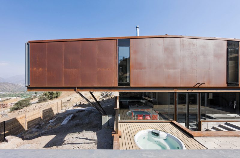 Casa Oruga, simbiosis entre obra y paisaje. Arquitectura de containers de Sebastián Irarrázaval