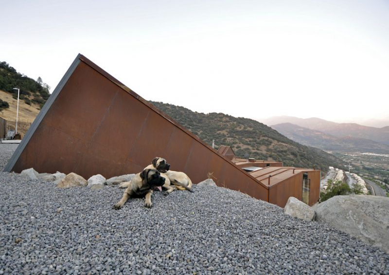 Casa Oruga, simbiosis entre obra y paisaje. Arquitectura de containers de Sebastián Irarrázaval