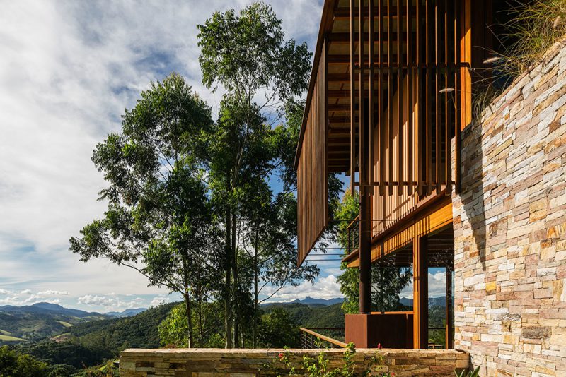 Residencia CM del estudio Reinach Mendoça en fusión con el entorno natural