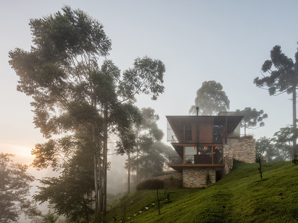 Residencia CM, de Reinach Mendoça. Madera, piedra y hormigón en los bosques de San Pablo