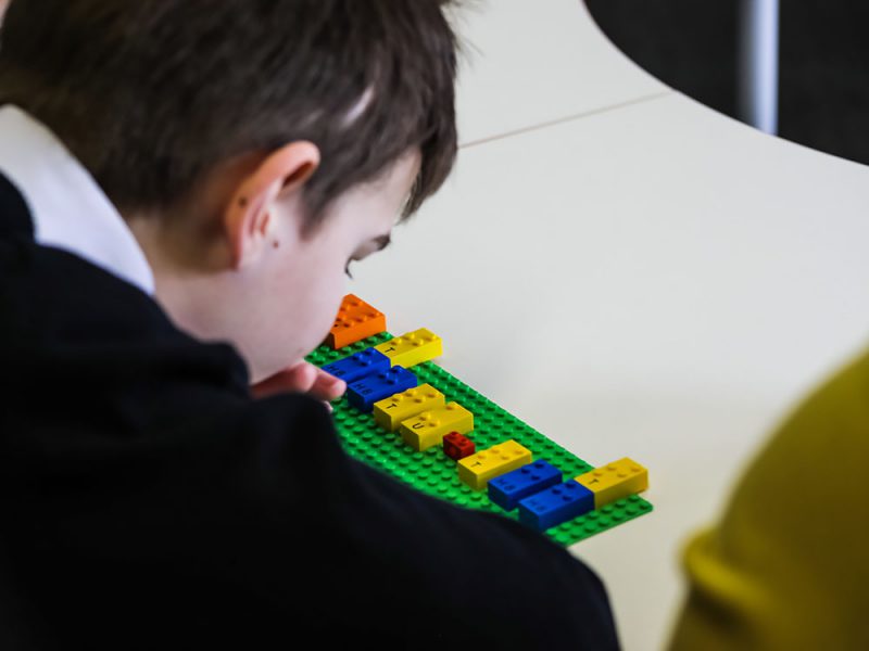 LEGO® Braille Bricks, para que los niños aprendan Braille jugando