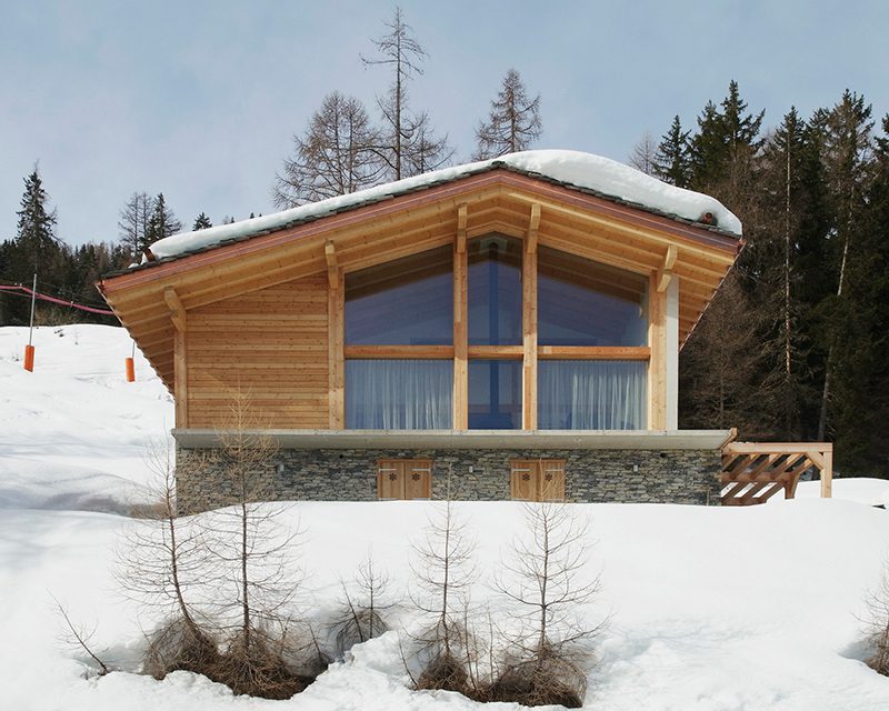 Chalet Nº 3, un moderno refugio de montaña en los Alpes suizos de Mitzman Architects