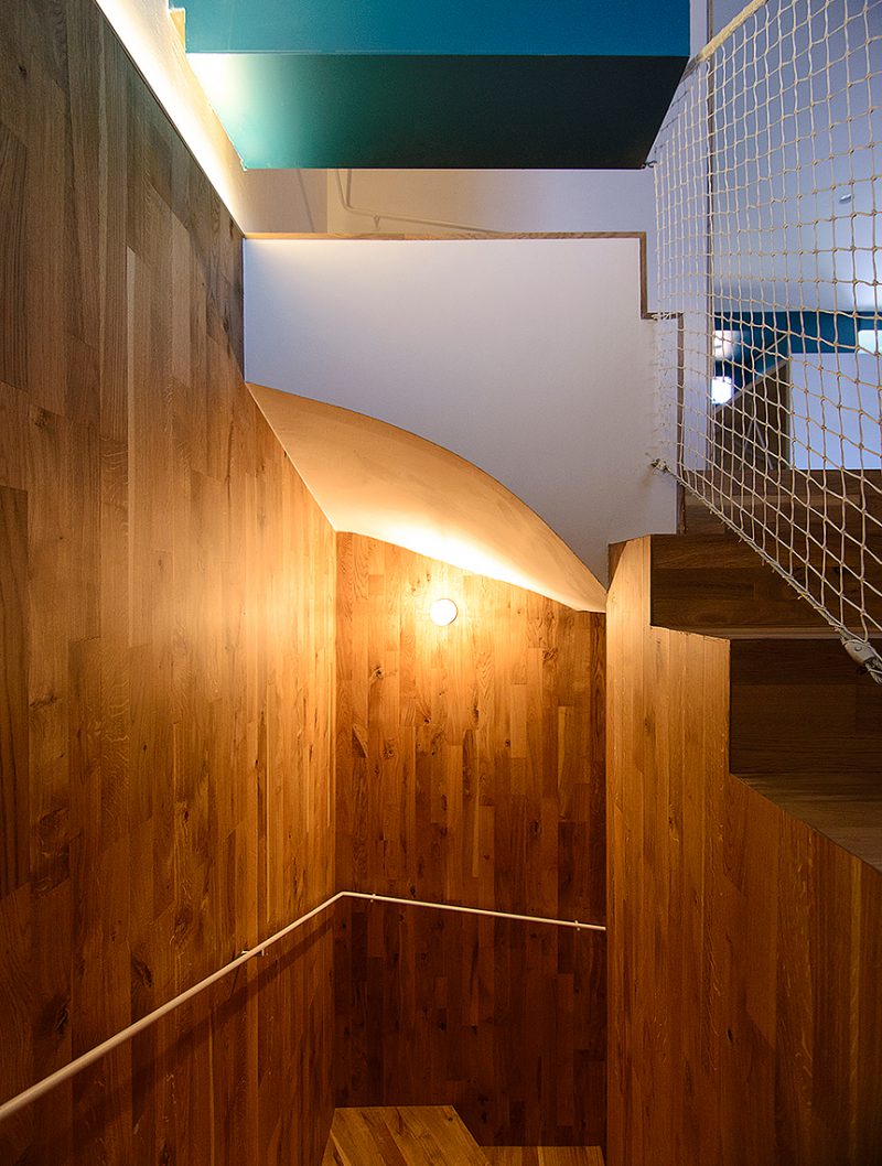 Villa Luisa: color, luz y madera. Reforma integral de LoCa Studio en Barcelona