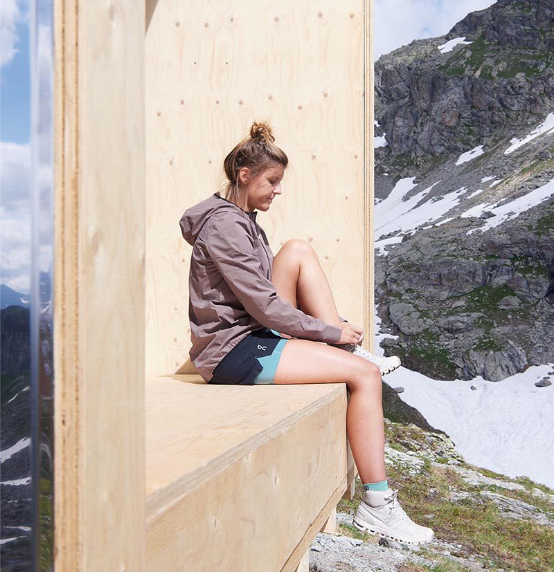 La cabaña de montaña diseñada por Thilo Alex Brunner para la marca de running On. Regresar a los orígenes