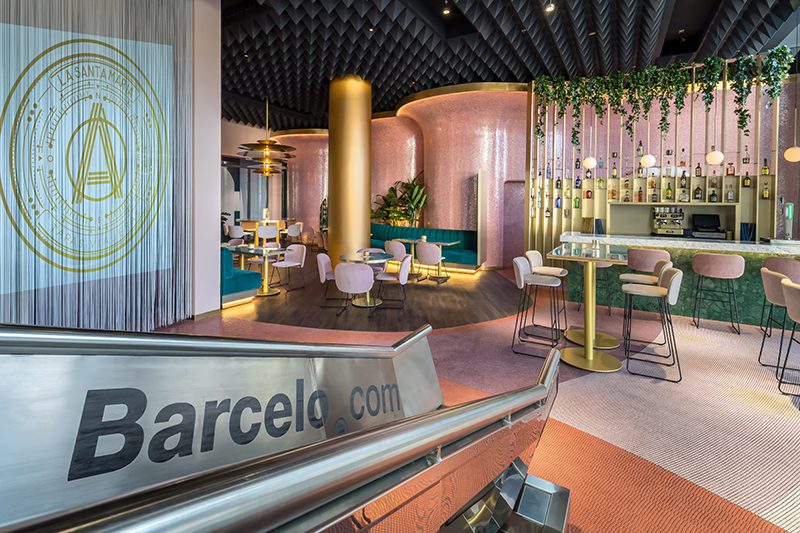 Rediseño de la planta baja del Hotel Barceló Málaga. Color y sinuosidad de la mano de Ilmiodesign © Eduardo Conde