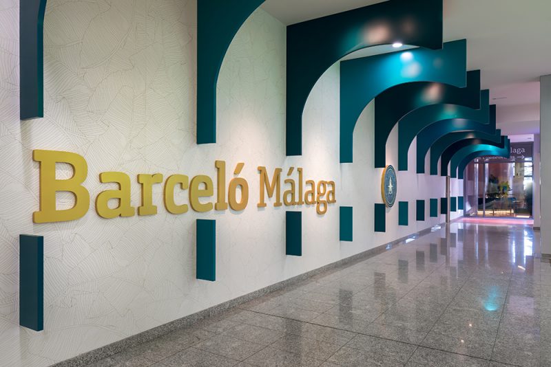 Rediseño de la planta baja del Hotel Barceló Málaga. Color y sinuosidad de la mano de Ilmiodesign © Eduardo Conde