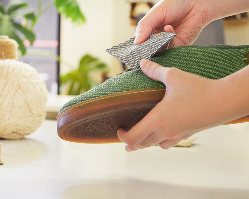 Indianes crea los primeros zapatos hechos con fibra de plátano extraída de desechos agrícolas