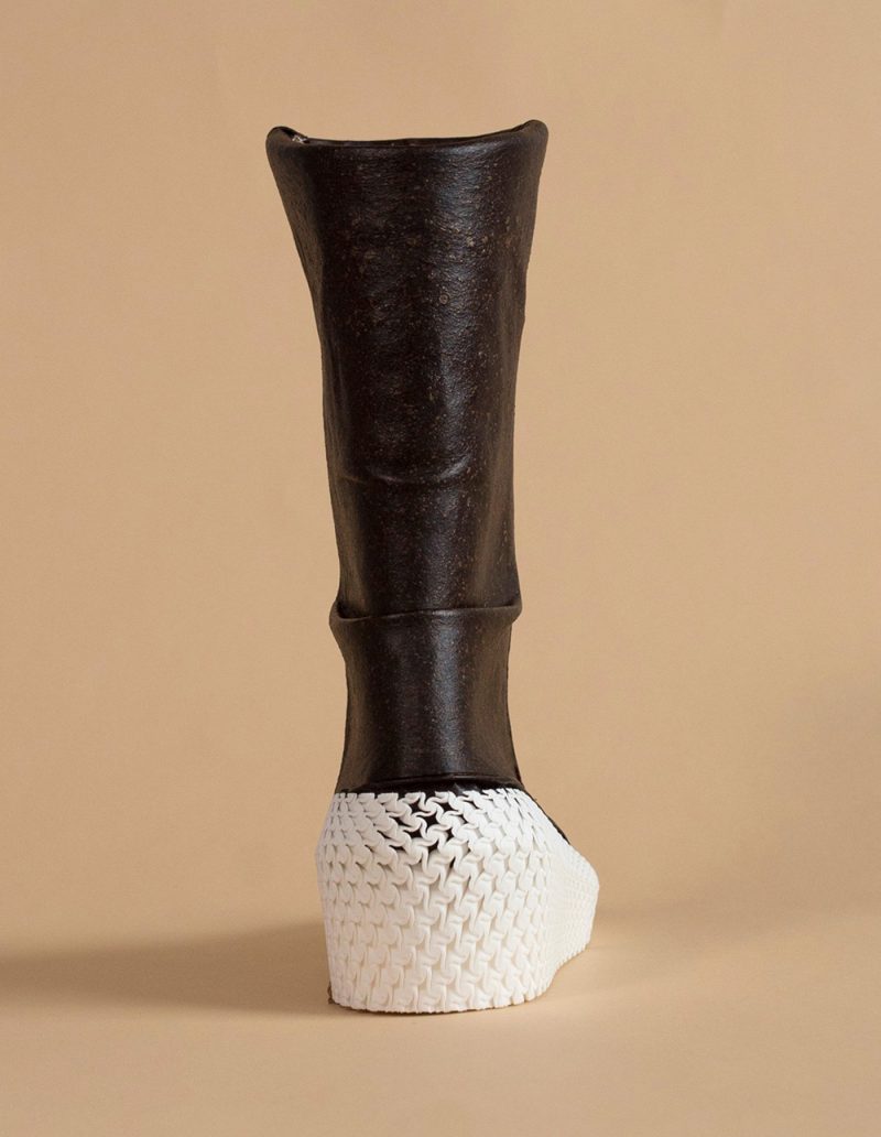 Las botas hechas de hongos de Liz Ciokajlo y Maurizio Montalti. Los nuevos materiales y el futuro de dos planetas