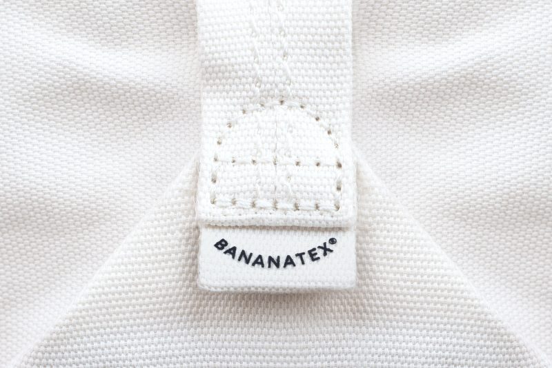 Diseño textil: la colección de mochilas minimalistas hechas con fibra de banana de Qwstion