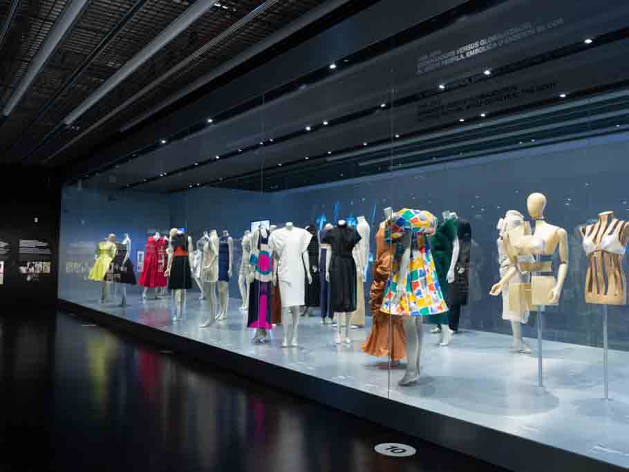 El cuerpo vestido. Siluetas y moda (1550–2015). Exposición en el Museo del Diseño de Barcelona