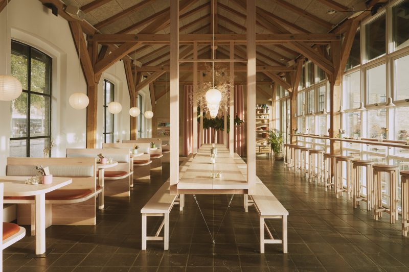 Hverdagen, diseño de interior de Vermland. La madera como clave estructural y visual