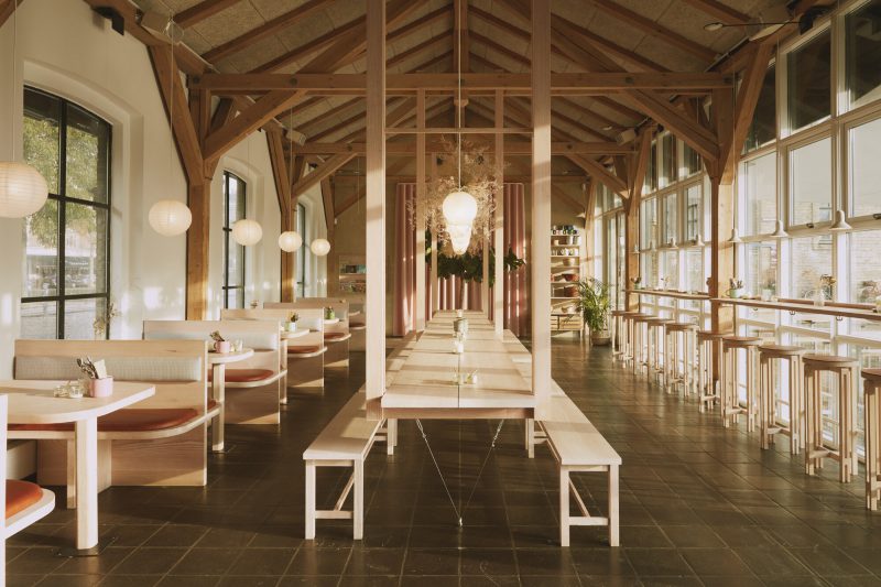 Hverdagen, diseño de interior de Vermland. La madera como clave estructural y visual