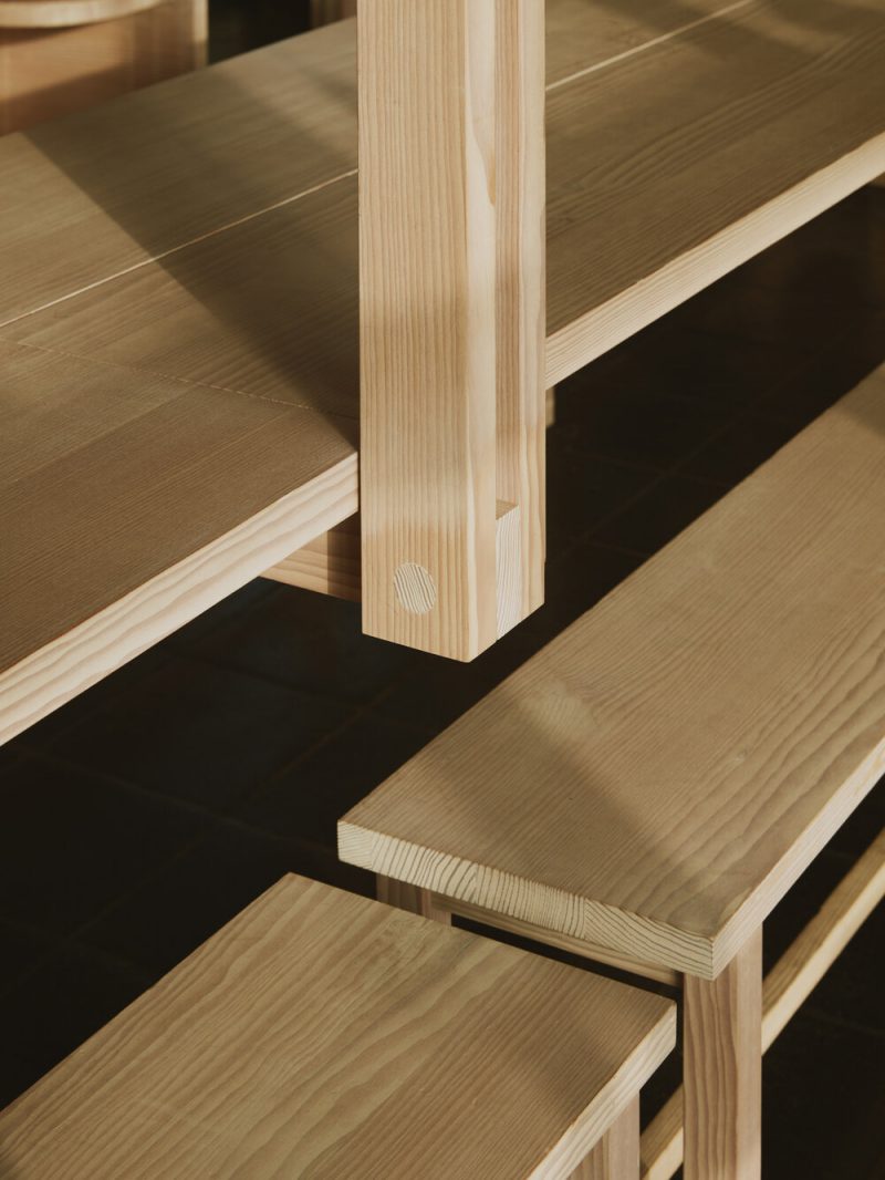 Hverdagen, diseño de interior de Vermland. La madera como clave estructural y visual