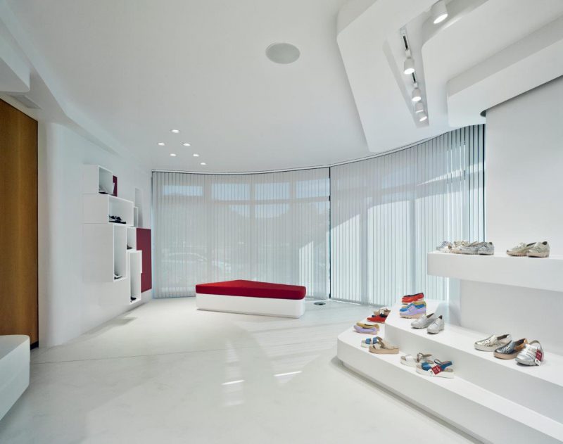 Diáfano y minimalista: el diseño de un showroom para celebrar el calzado
