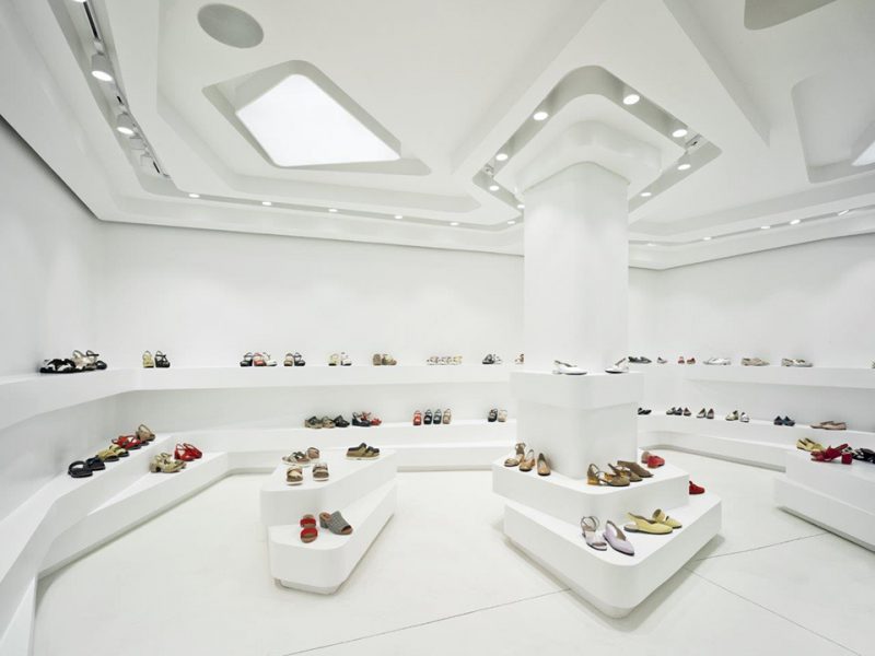 Diáfano y minimalista: el diseño de un showroom para celebrar el calzado