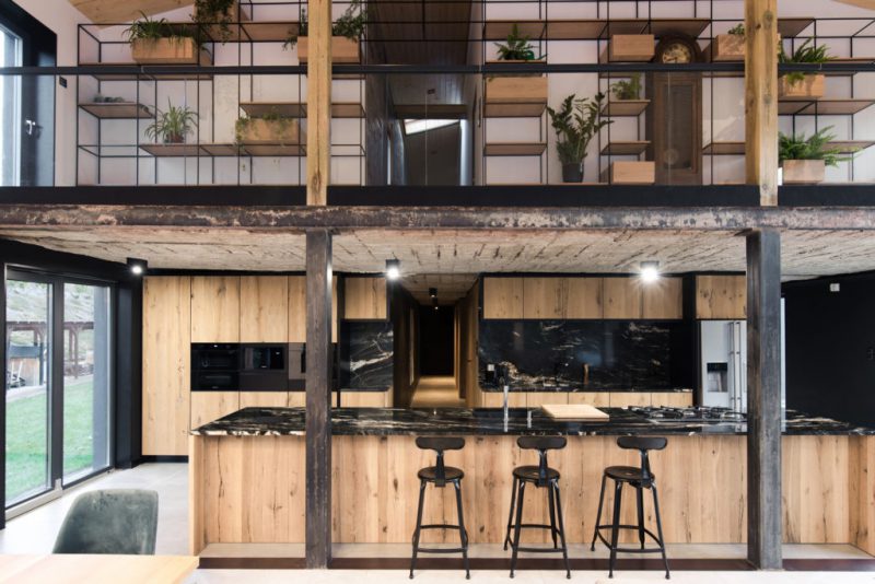 Mode:lina transforma un granero en una vivienda unifamiliar