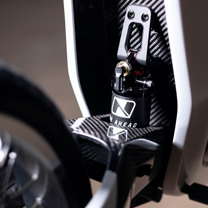 Novus, la motocicleta eléctrica de fibra de carbono con alma de bicicleta