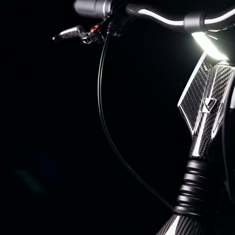 Novus, la motocicleta eléctrica de fibra de carbono con alma de bicicleta