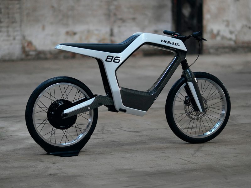 Novus, la motocicleta eléctrica de fibra de carbono con alma de bicicleta