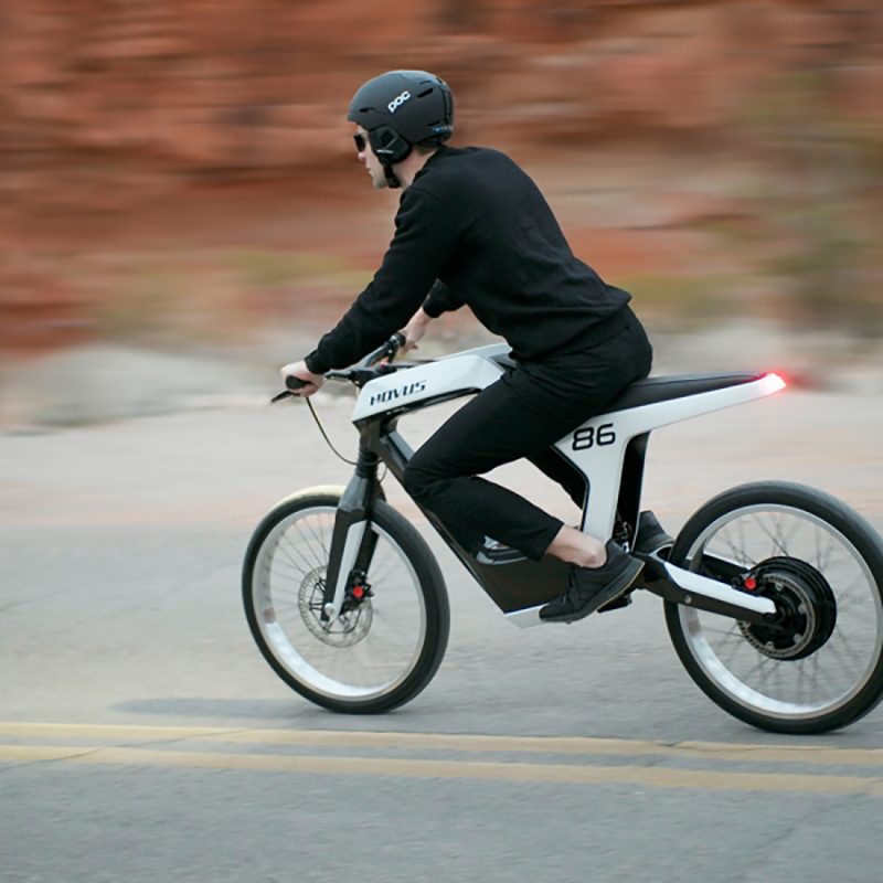 Novus, la motocicleta eléctrica de fibra de carbono con alma de bicicleta