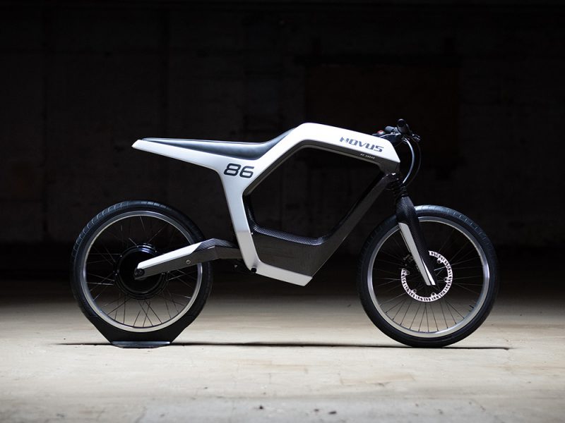 Novus, la motocicleta eléctrica de fibra de carbono con alma de bicicleta