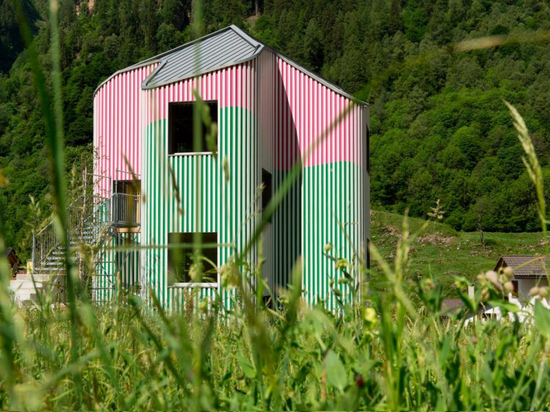 Swiss House Rossa, la vivienda escultórica de Davide Macullo