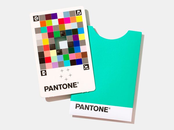 En este artículo nos centraremos en Pantone Color Match Card, un interesante gadget que ha sido creado para complementar Pantone Connect, y que es capaz identificar y llevar los colores del mundo real al mundo digital.