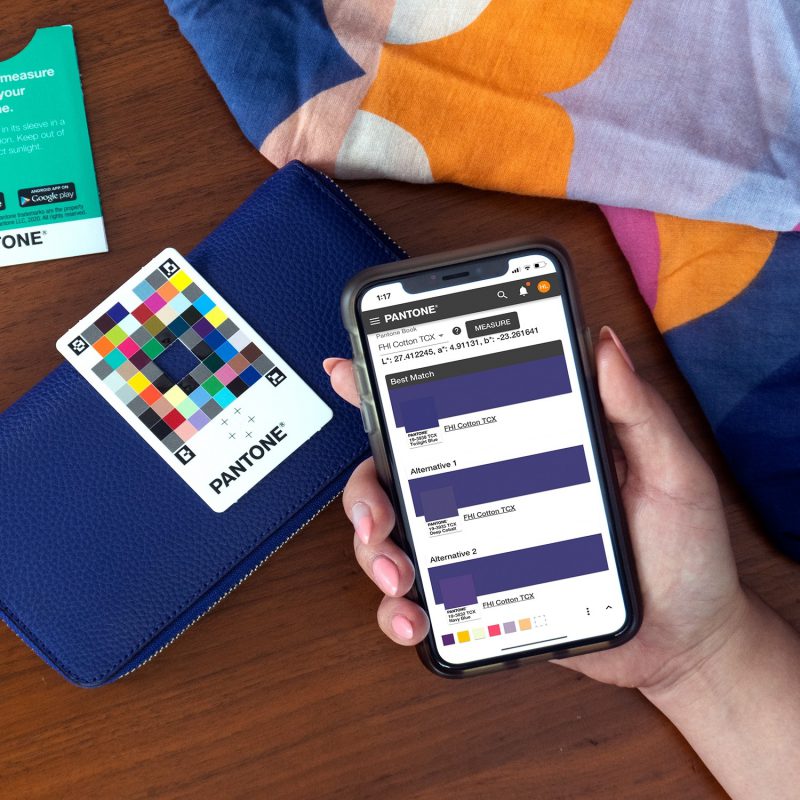 En este artículo nos centraremos en Pantone Color Match Card, un interesante gadget que ha sido creado para complementar Pantone Connect, y que es capaz identificar y llevar los colores del mundo real al mundo digital.
