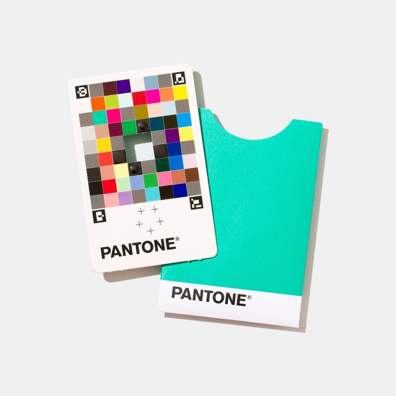 En este artículo nos centraremos en Pantone Color Match Card, un interesante gadget que ha sido creado para complementar Pantone Connect, y que es capaz identificar y llevar los colores del mundo real al mundo digital.