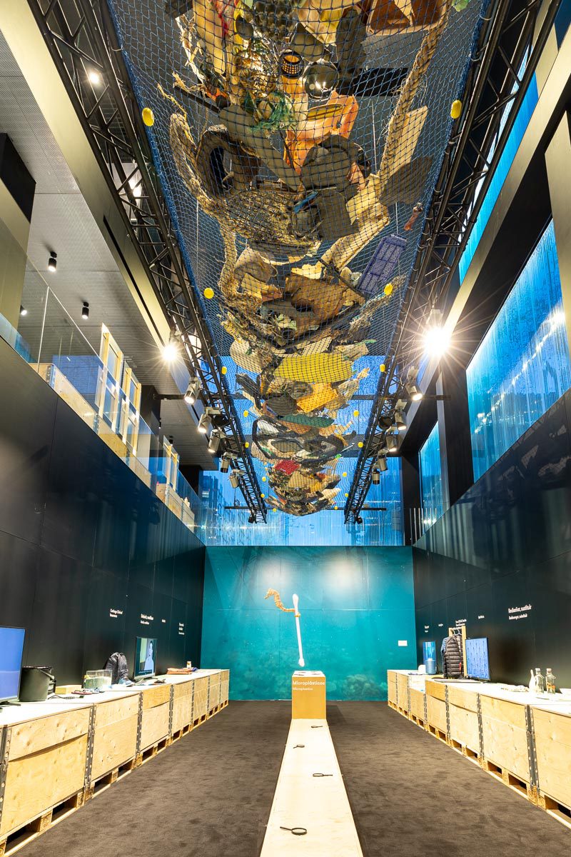 Mares de plástico en el Roca Barcelona Gallery. Una exposición creada por el Museo de Diseño de Zurich