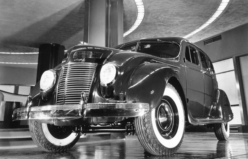 El Chrysler Airflow de Carl Breer en la sala de exposiciones del Chrysler Buiding en Nueva York en 1937. A pesar de su avanzado diseño no tuvo el esperado éxito comercial. US Library of Congress. Dominio público.