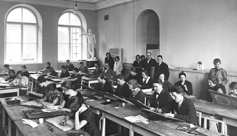 Clase de dibujo en la Escuela de Artes y Oficios de Helsinki, probablemente, hacia 1920. Archivo de la Aalto-yliopisto. Dominio público.