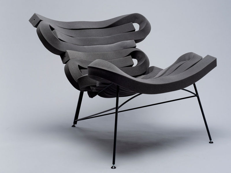 Sinuo, la lounge chair curvilínea y minimalista de Simon Galansky